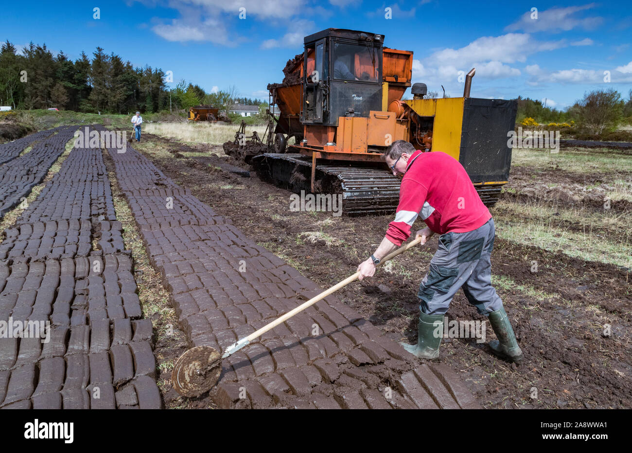 Männer schneiden Rasen in einem Torf Feld im ländlichen Irland Moor, Moor ist für Kraftstoff in den frühen Sommer in Irland geerntet Stockfoto