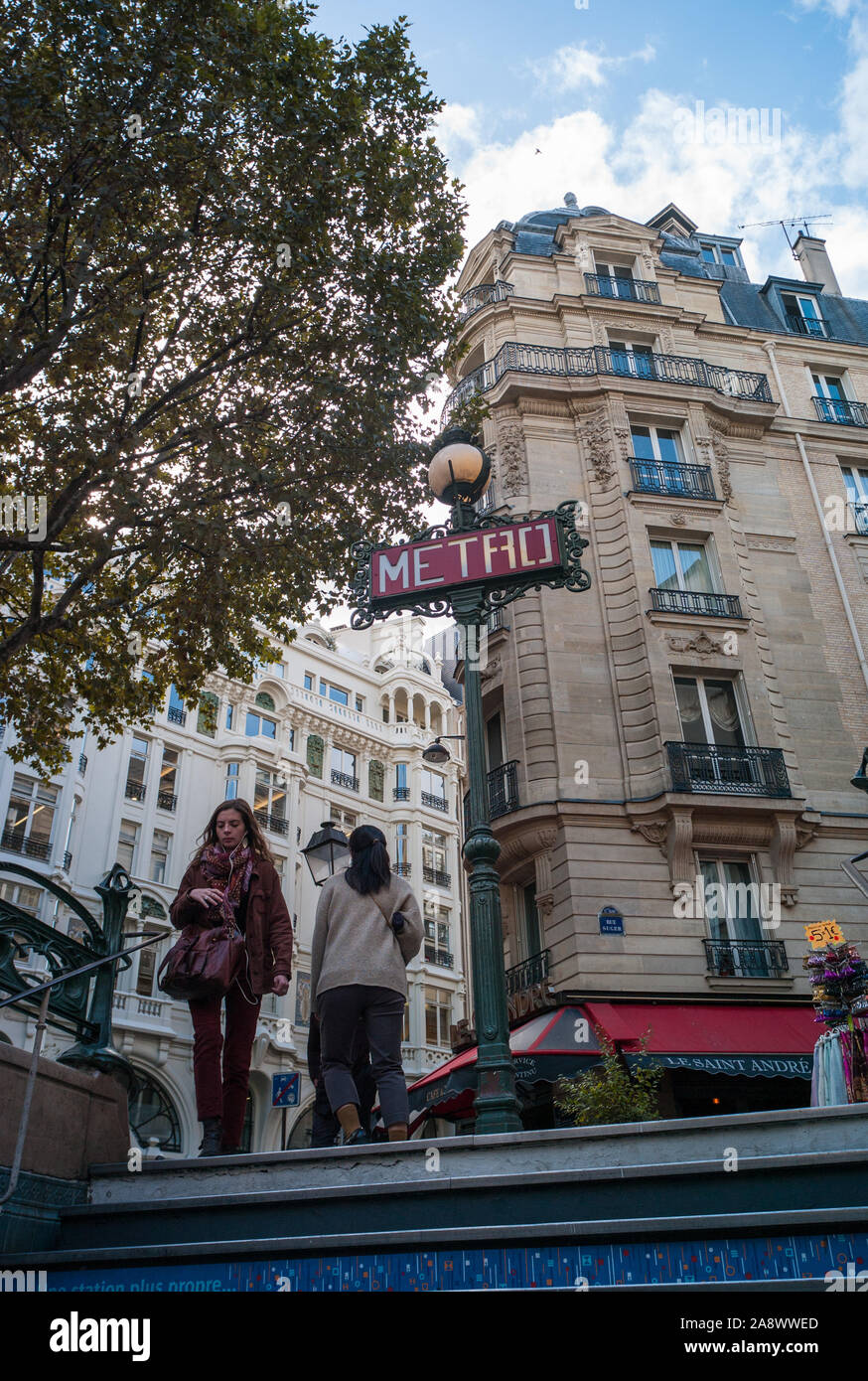 Paris, Frankreich, 28. September, 2019: Verlassen der U-Bahn Station in der Nähe von Place Saint-Michel in Paris Stockfoto