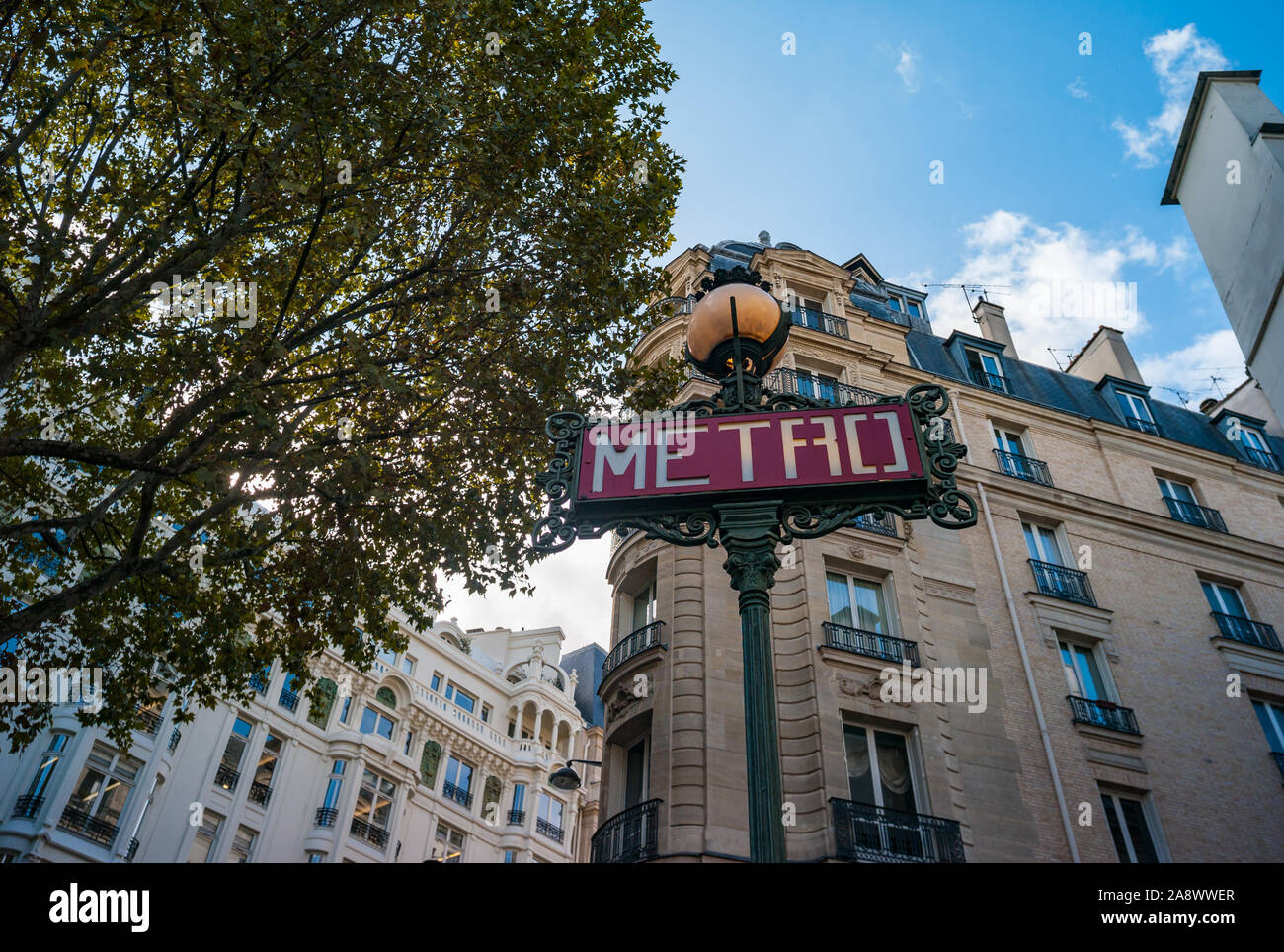 Looking up at-Zeichen beim Verlassen der U-Bahn Station in der Nähe von Place Saint-Michel in Paris Stockfoto