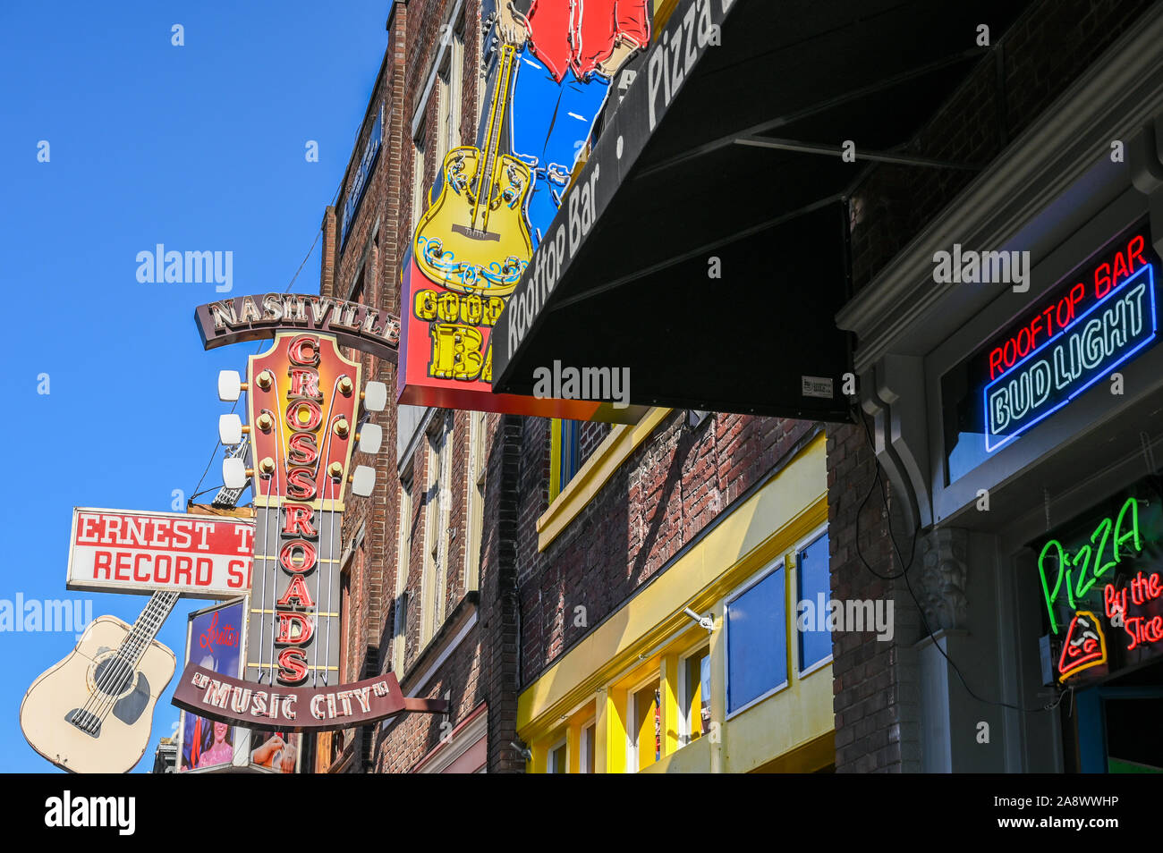 Broadway in Nashville. Diese historische Straße in der Music Row ist berühmt für sein Nachtleben und Bars. Stockfoto