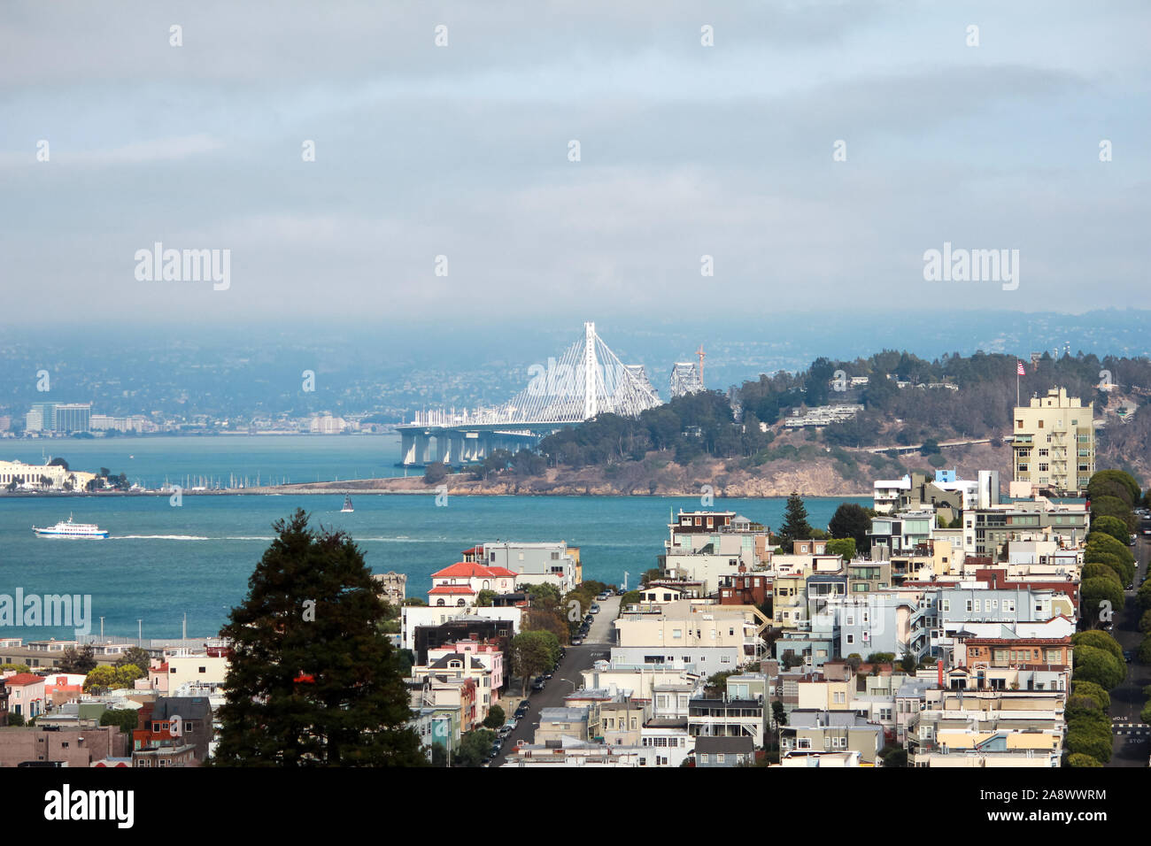 Blick auf die San Francisco Bay und die Brücke zwischen der East Bay, San Francisco, Kalifornien Stockfoto
