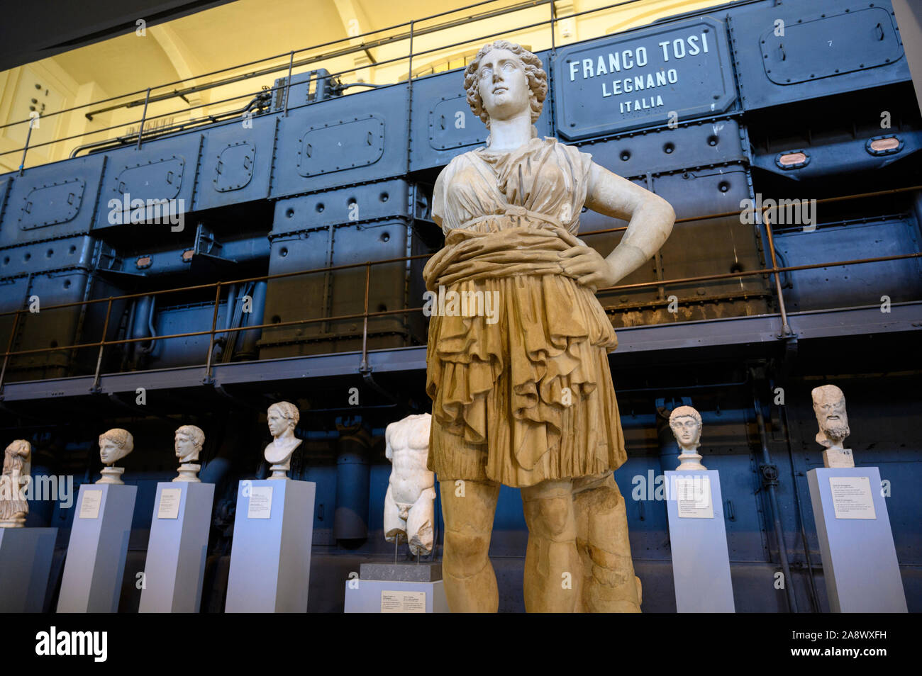 Rom. Italien. Centrale Montemartini Museum, alte römische Skulpturen unter Industriemaschinen der alten Elektrizitätswerk angezeigt. Stockfoto