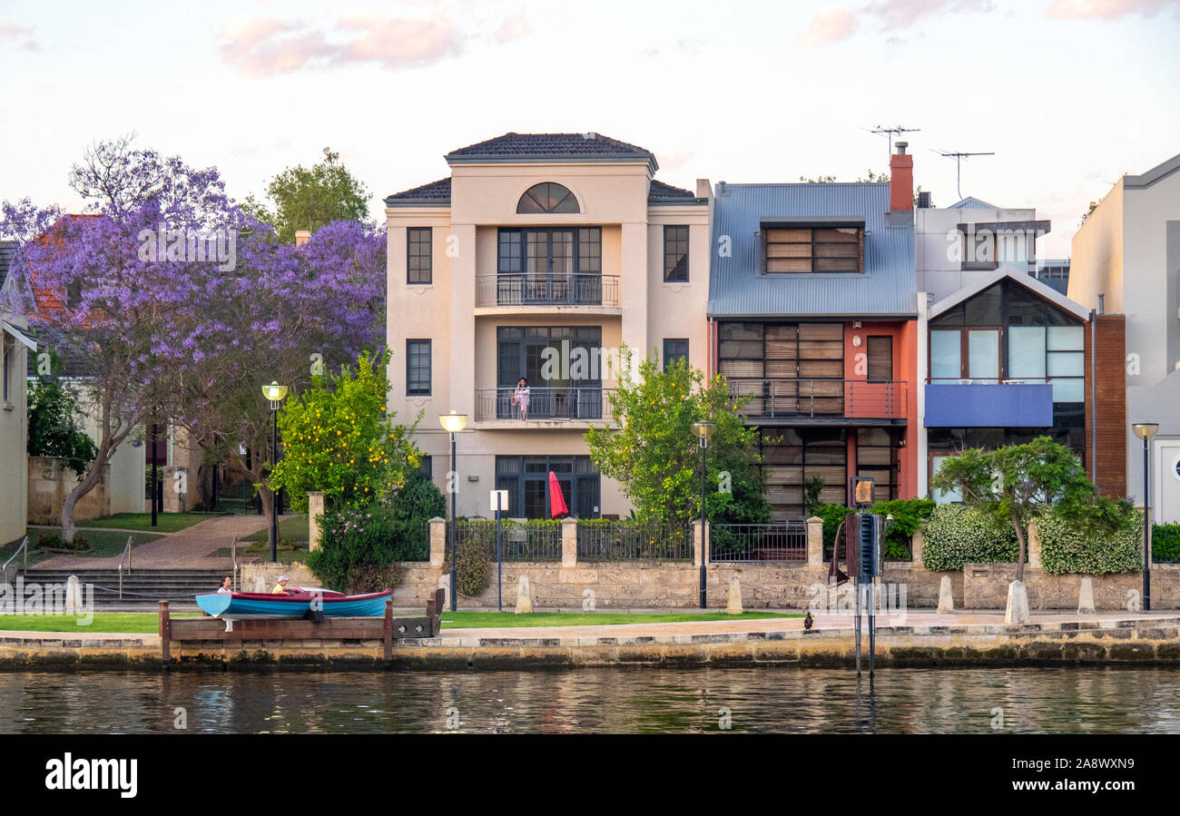 Reihe von Wohnungen und Kalkstein riverwall entlang Claisebrook Cove East Perth Western Australia. Stockfoto