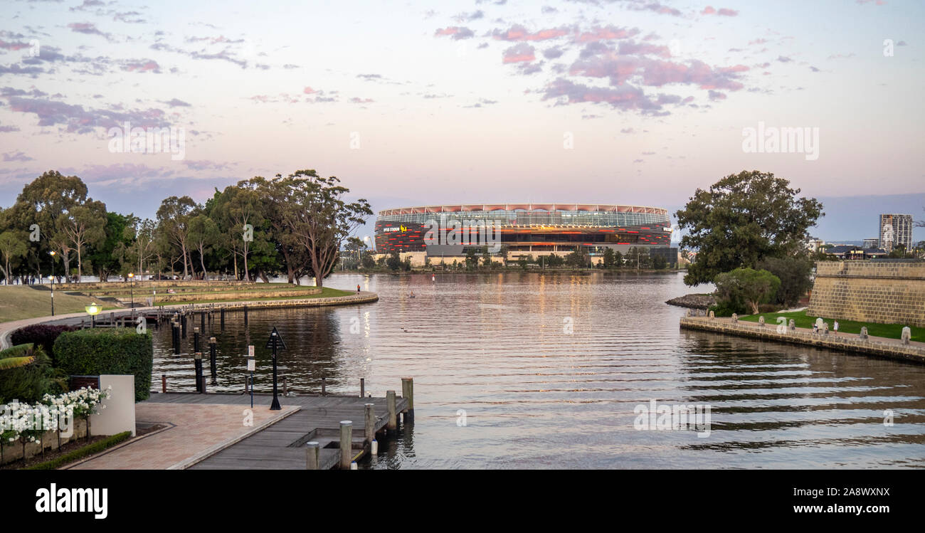 Claisebrook Cove Öffnung in den Swan River und Optus Stadion über den Fluss, East Perth, Western Australia. Stockfoto