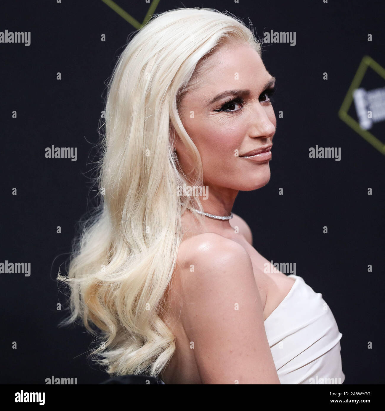 Sängerin Gwen Stefani tragen Vera Wang kommt an der 2019 E! Der Menschen Choice Awards gehalten an Barker Hangar am 10. November 2019 in Santa Monica, Los Angeles, Kalifornien, USA. (Foto von Xavier Collin/Image Press Agency) Stockfoto