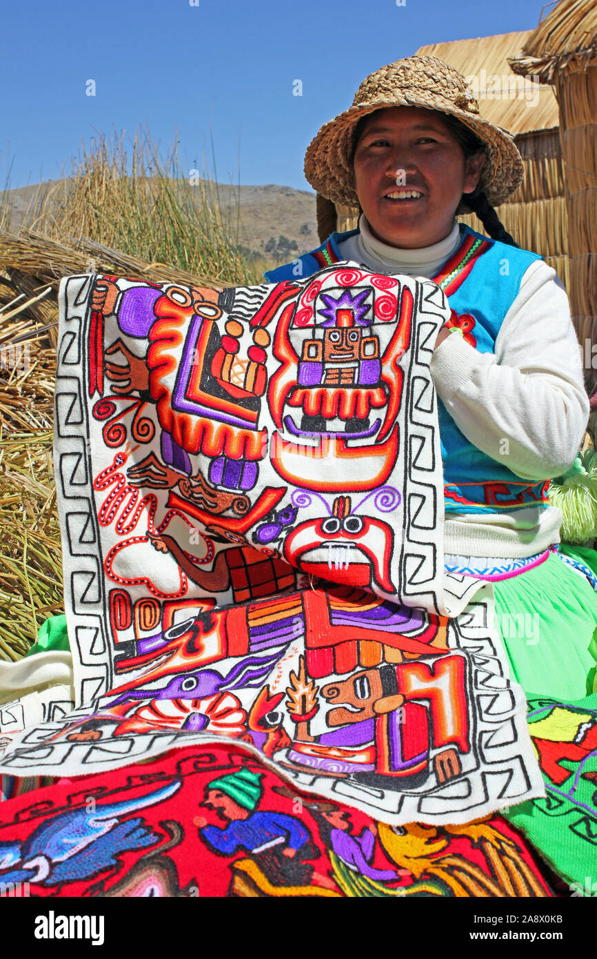 Frau anzeigen bestickte Textilien auf den schwimmenden Inseln der Uros, Titicacasee, Peru Stockfoto