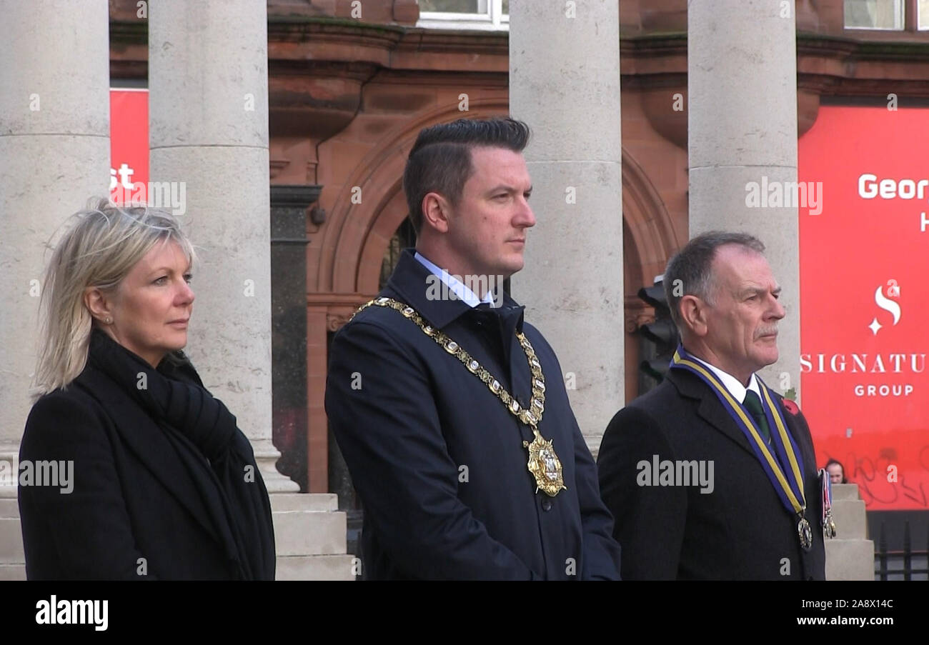 Chief Executive von Belfast City Council Suzanne Wylie, Oberbürgermeister von Belfast John Finucane und Philip Morrison der Royal British Legion, wobei auf ein Schweigen Armistice Day, dem Jahrestag des Endes des Ersten Weltkriegs, außerhalb der Stadt Halle in Belfast zu markieren. Stockfoto