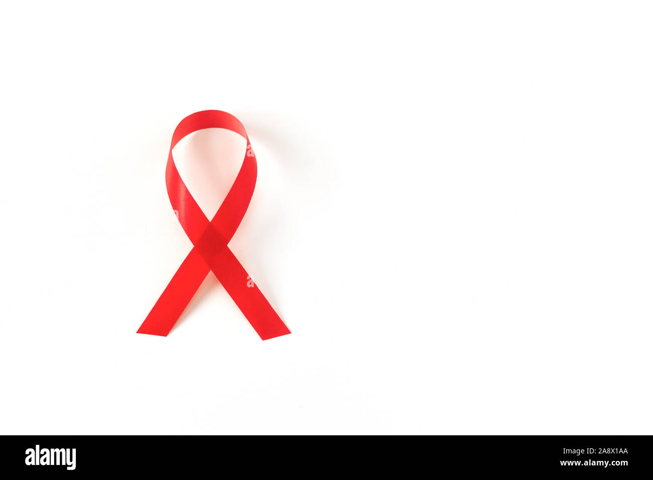 Welt-AIDS-Tag am 1. Dezember mit roter Schleife, Kampagne beitragen, den Menschen, die mit HIV leben. Stockfoto Welt-AIDS-Tag am 1. Dezember mit roter Schleife, Kampagne beitragen, den Menschen, die mit HIV leben. Stockfoto