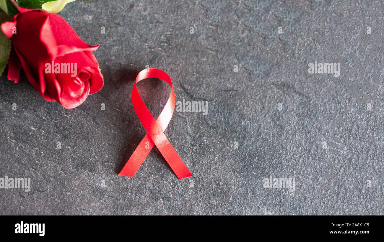 Welt-AIDS-Tag am 1. Dezember mit roter Schleife, Kampagne beitragen, den Menschen, die mit HIV leben. Stockfoto