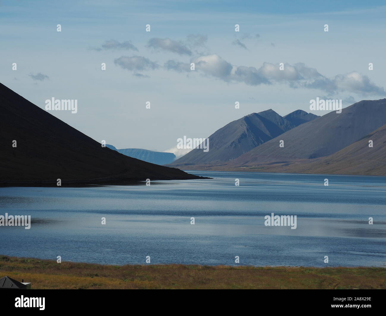 Blick auf den Fjord in den westlichen Fjorden region Island - ruhiges Wasser, blau mit Bergen auf beiden Seiten Stockfoto