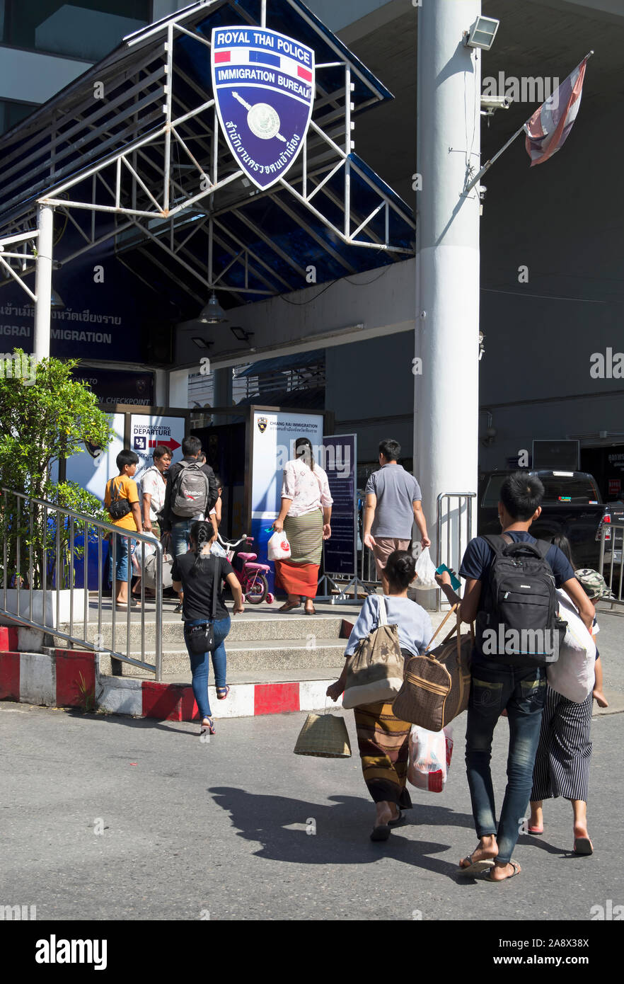 In Mae Sai, Chiang Rai, Thailand, Fußgänger gehen Sie in Richtung der Thai Immigration Bureau Check Point an der Grenze zu Myanmar Stockfoto