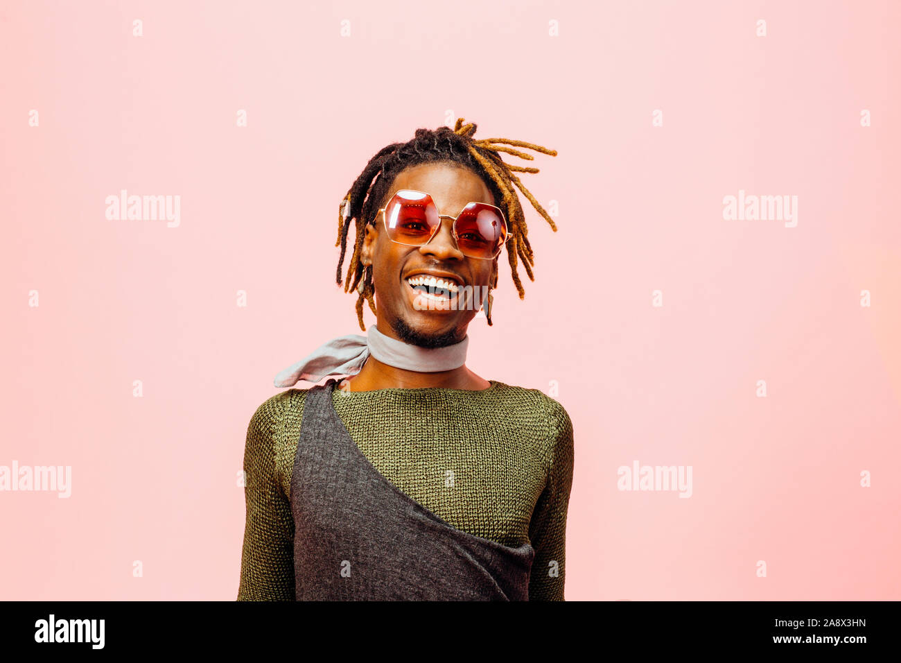 Portrait eines glücklichen und fröhlicher junger Mann Lachen, isoliert auf Rosa Stockfoto