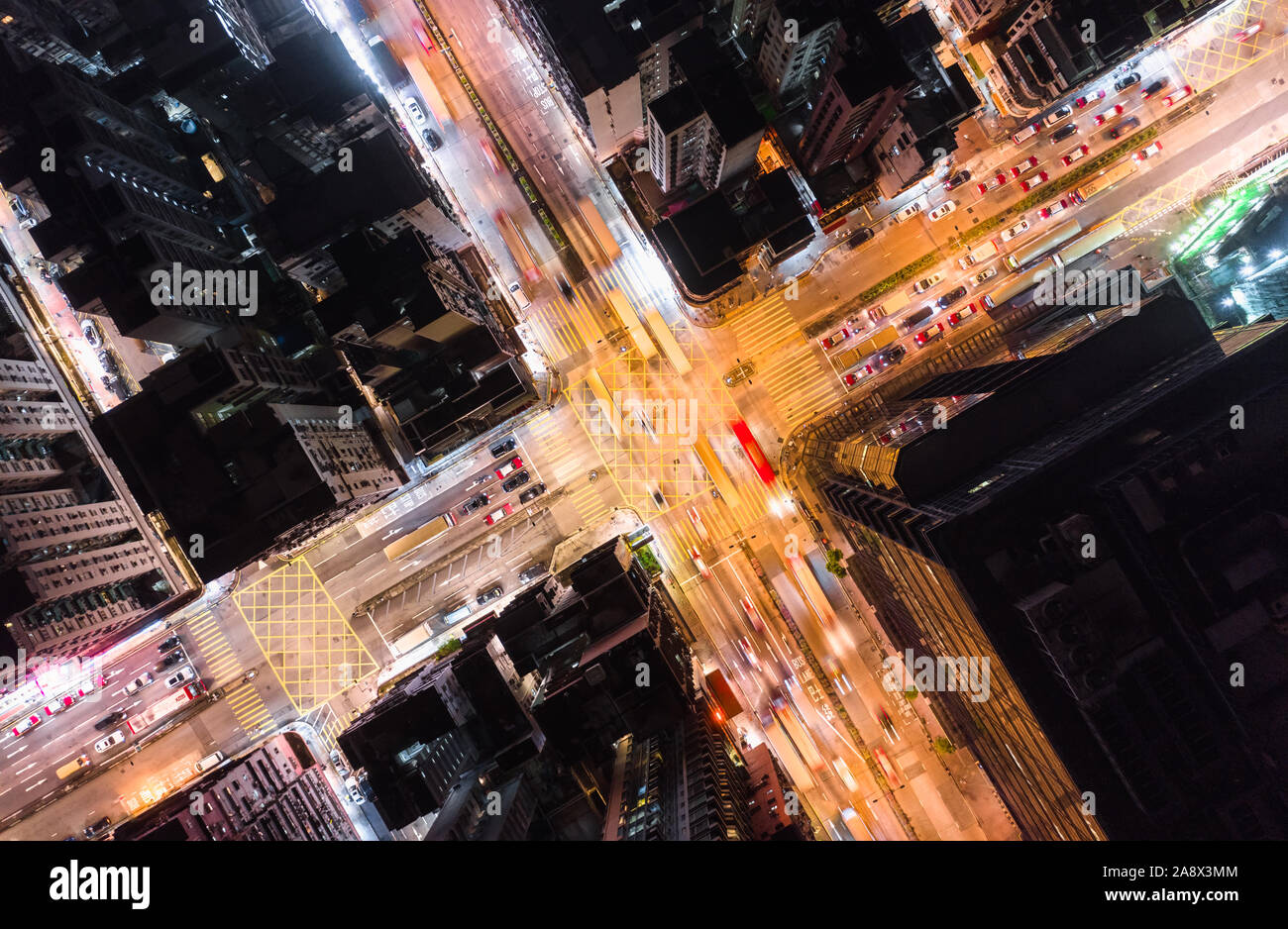 Auto, Taxi, Bus und Verkehr auf Straße Kreuzung in der Nacht in Hong Kong Downtown District, drone Antenne Ansicht von oben. Straße Pendler Asia City life Konzept Stockfoto
