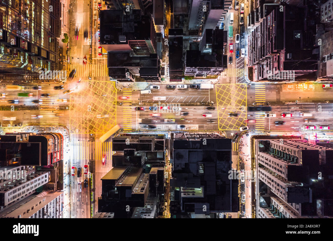 Auto, Taxi, Bus und Verkehr auf Straße Kreuzung in der Nacht in Hong Kong Downtown District, drone Antenne Ansicht von oben. Straße Pendler Asia City life Konzept Stockfoto