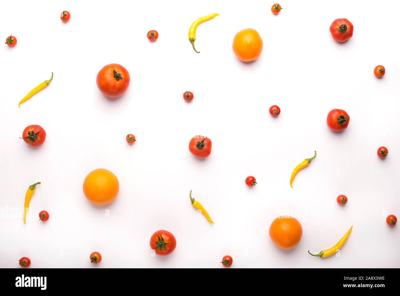 Frisch und farbige Gemüse Hintergrund mit Tomaten und Chili Stockfoto