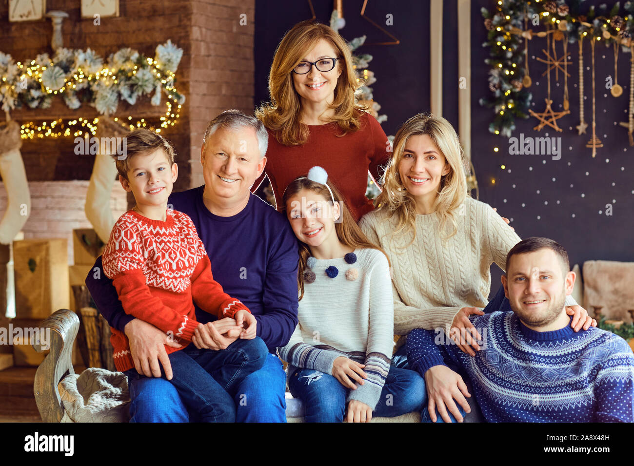 Große Familie in einem Raum mit einem Kamin in Weihnachten. Stockfoto