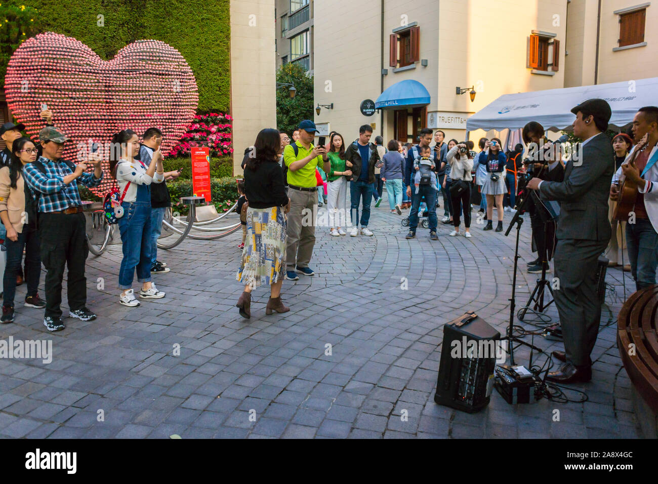 Shanghai, China, Menschen auf dem Stadtplatz, Straßenszenen, Stadtzentrum, Xin Tian Di Gegend, Straßenmusiker spielen, einkaufen, chinesische Stadt belebte Straße, shanghai Outdoor Shopping Mall Stockfoto