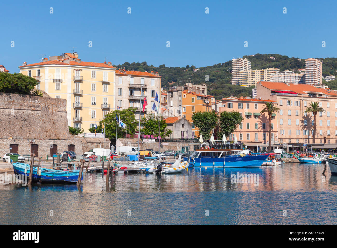 Ajaccio, Frankreich - 30. Juni 2015: Bunte Boote befinden sich im alten Hafen von Ajaccio, der Hauptstadt Korsikas, einer französischen Insel im Mittelmeer S günstig Stockfoto