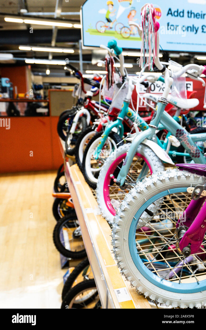 Fahrräder für Kinder, Fahrräder, die auf den Verkauf am lokalen Halfords store in der Stadt Stockfoto