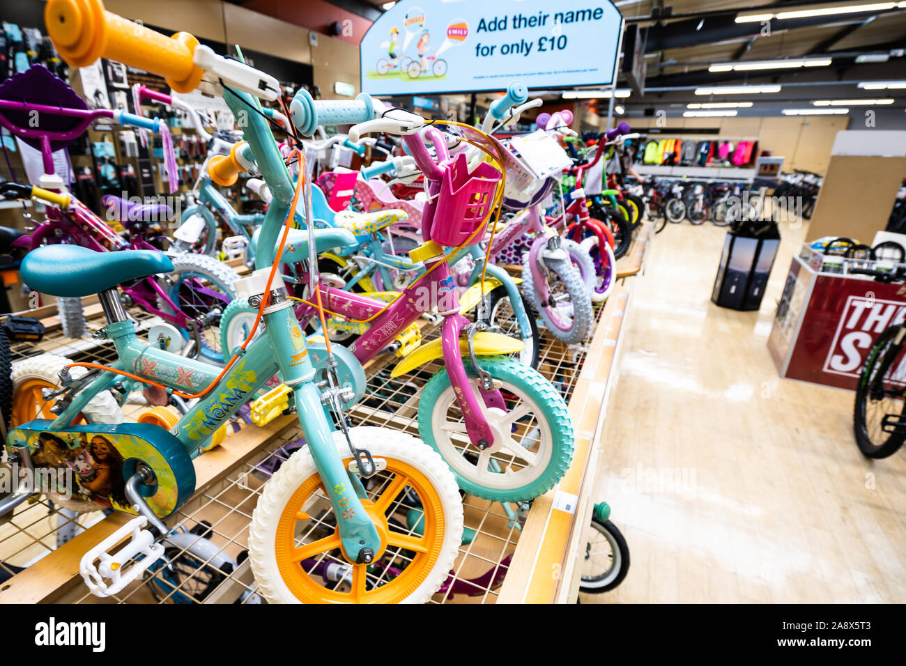 Fahrräder für Kinder, Fahrräder, die auf den Verkauf am lokalen Halfords store in der Stadt Stockfoto