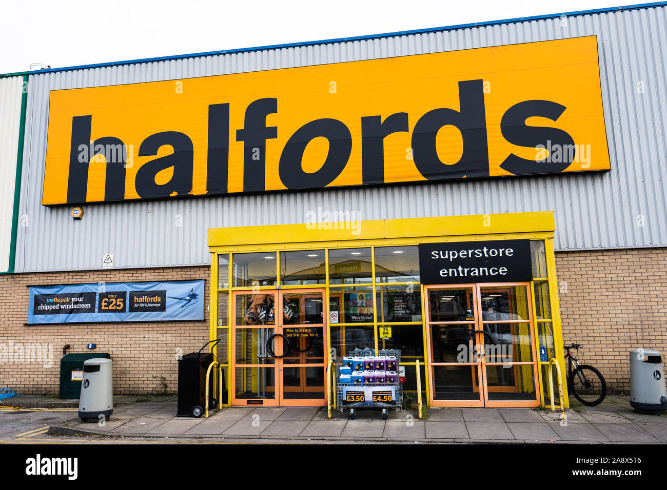 Die halfords Store Front, Fassade in der Stadt Stockfoto