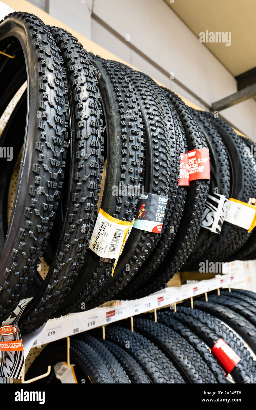 Reifen für verschiedene Fahrräder, Fahrräder im Verkauf bei der halfords Store auf der Hohe Straße in der Stadt Stockfoto