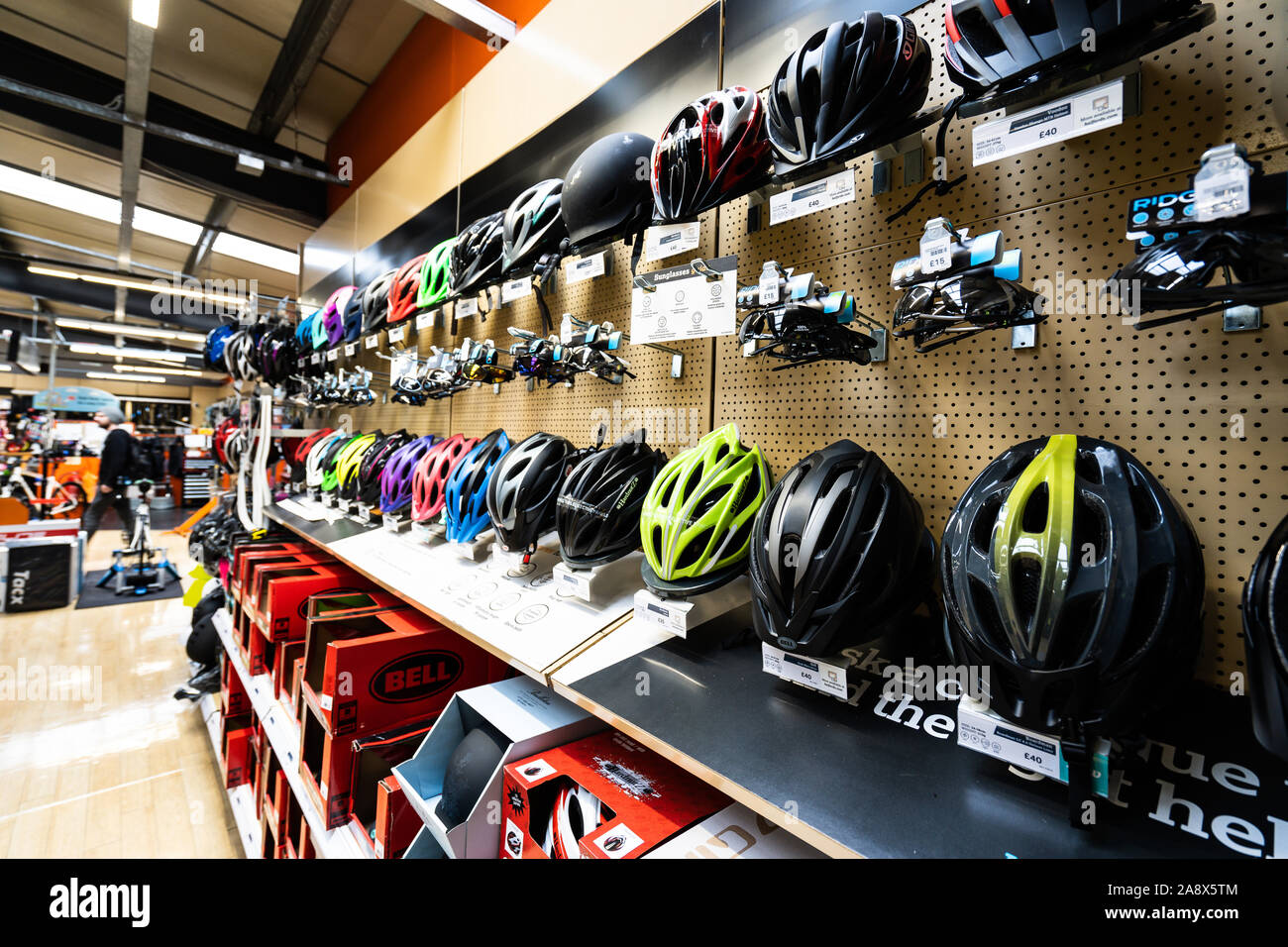 Zeilen Mountainbikes und Rennräder im Verkauf bei der halfords Store, Shop auf der High Street in der Nähe der Innenstadt Stockfoto