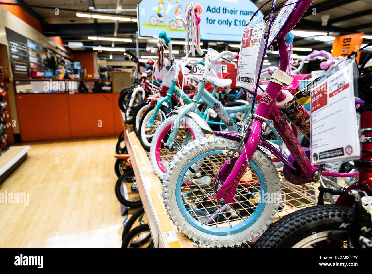 Fahrräder für Kinder, Fahrräder, die auf den Verkauf am lokalen Halfords store in der Stadt Stockfoto