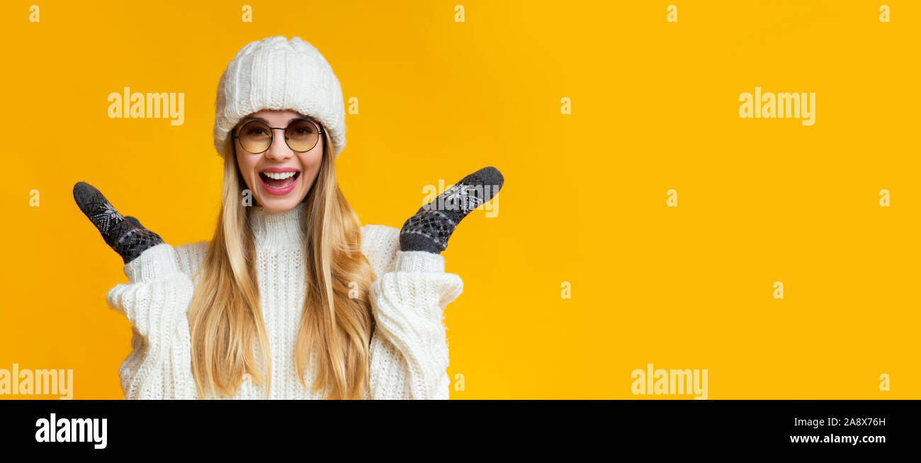 Emotionale Mädchen im Winter Mütze, Handschuhe und sonnenbrille Glück zum Ausdruck zu bringen Stockfoto