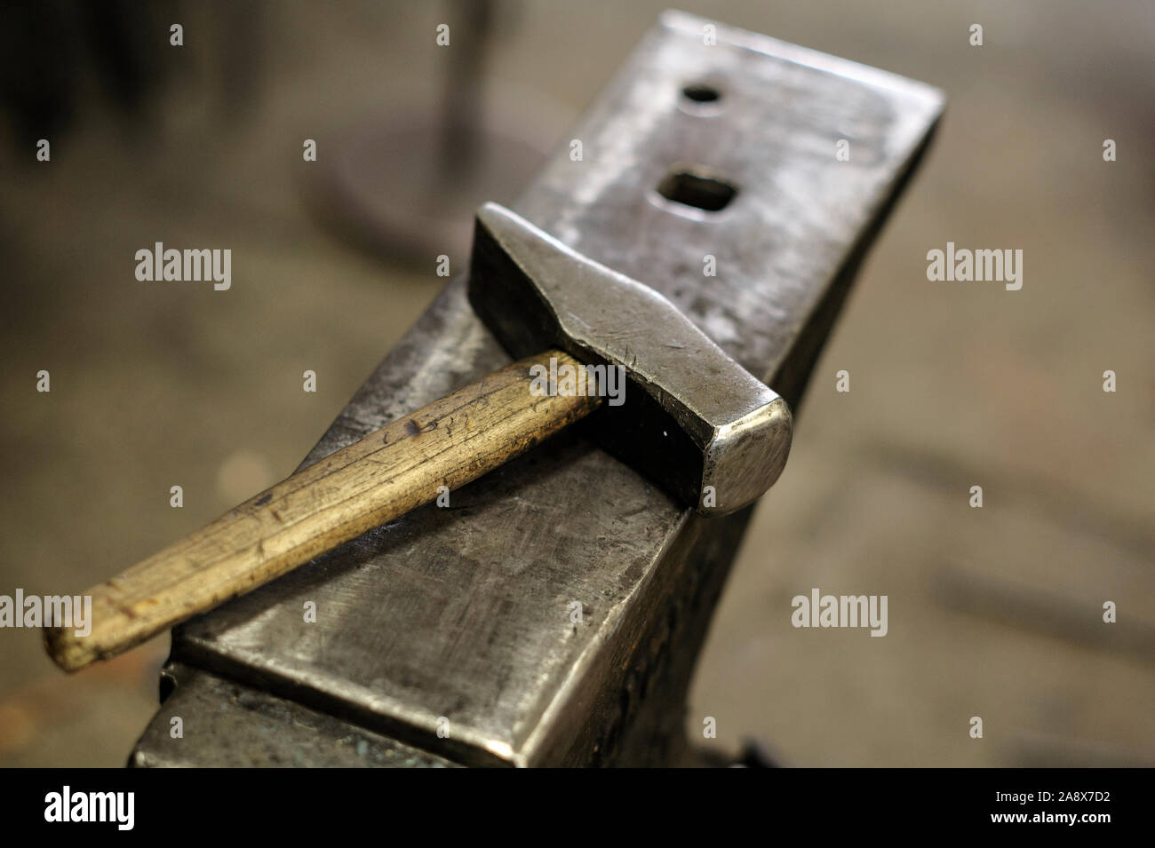 Amboss und Hammer, Schmied Werkzeuge in der Schmiede Stockfoto