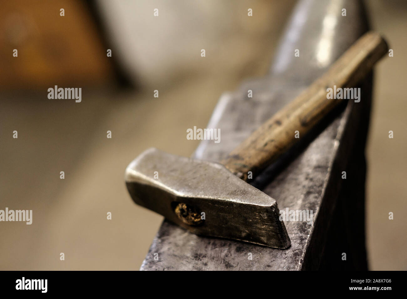 Amboss und Hammer, Schmied Werkzeuge in der Schmiede Stockfoto