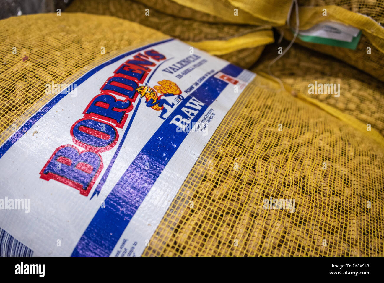 Säcke von rohen Erdnüsse an Jaemor Farmen am Straßenrand Markt produzieren in der North Georgia Mountains. (USA) Stockfoto