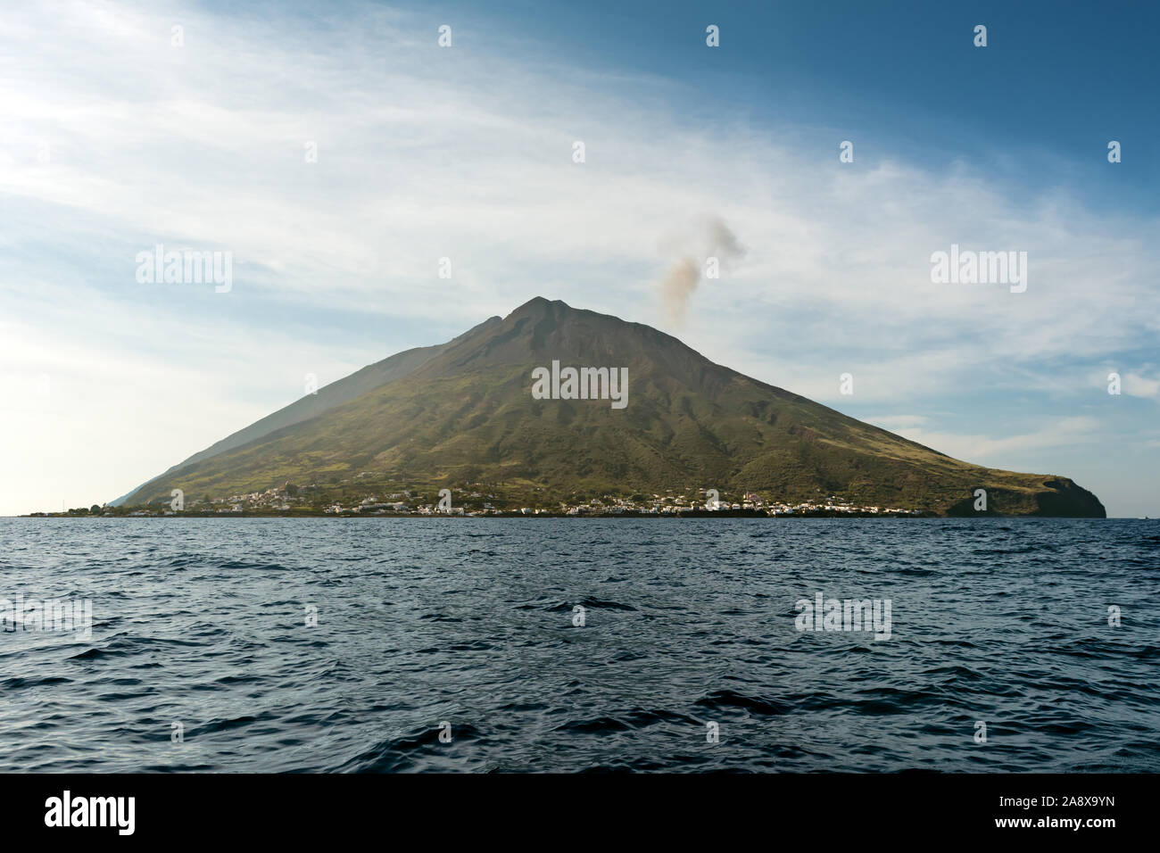 Die aktiven Stromboli vulcano Nordosten bewohnt, erschossen, blau bewölkter Himmel Hintergrund, aeolians Inseln, Sizilien, Italien. Stockfoto