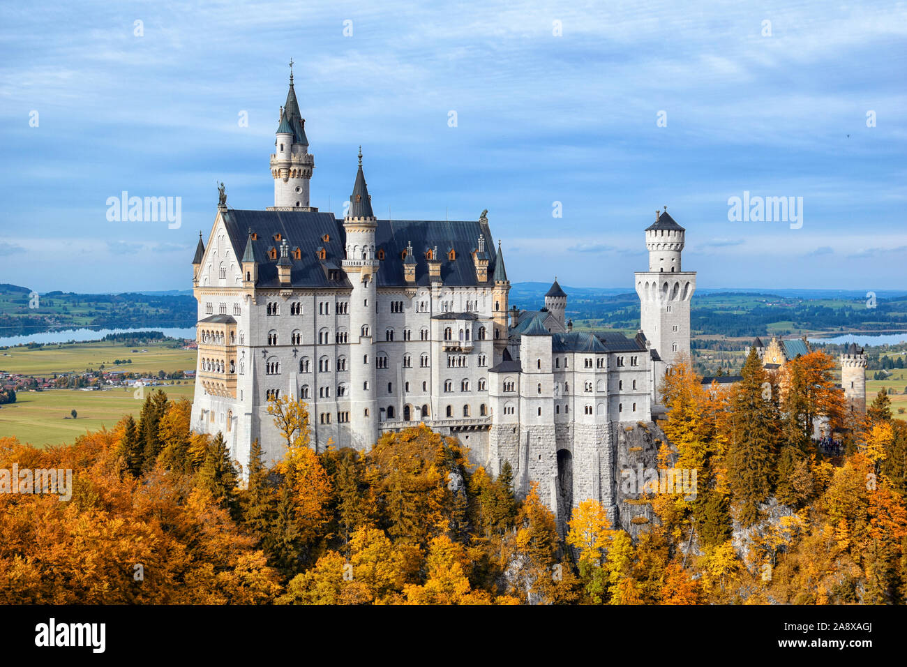 Schloss Neuschwanstein im Herbst, Alpsee, Schwangau, Ostallgäu, Allgäu, Schwaben, Oberbayern, Bayern, Deutschland, Deutschland Stockfoto