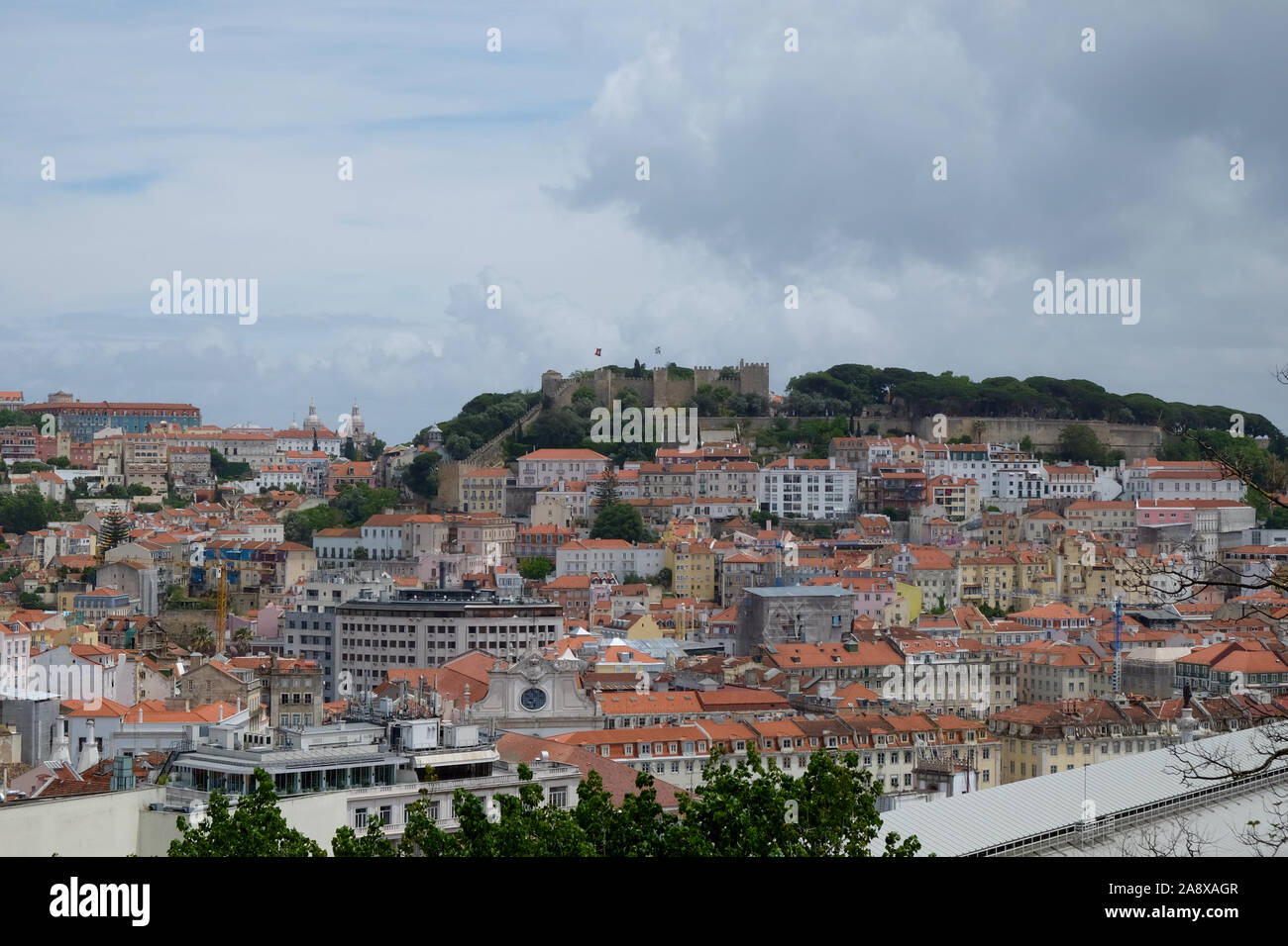 Stadtbild von Lissabon, auf der Suche nach Sao Jorge mit Blick auf die Terrakotta Dächer Stockfoto