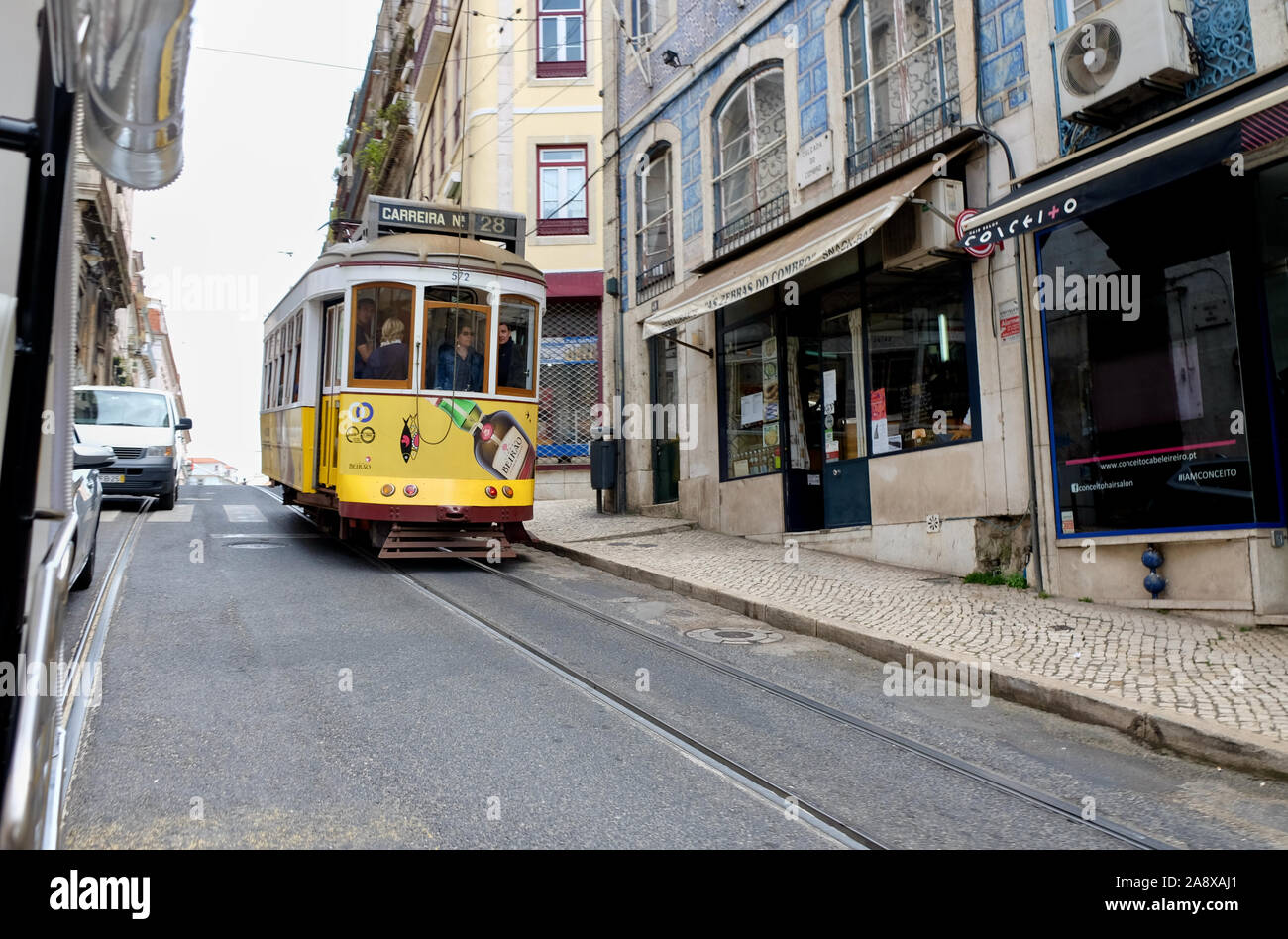 1940 Der era remodelado Straßenbahn, carreira Nr. 28. auf der Route E28 in der Altstadt von Lissabon, Portugal. Stockfoto