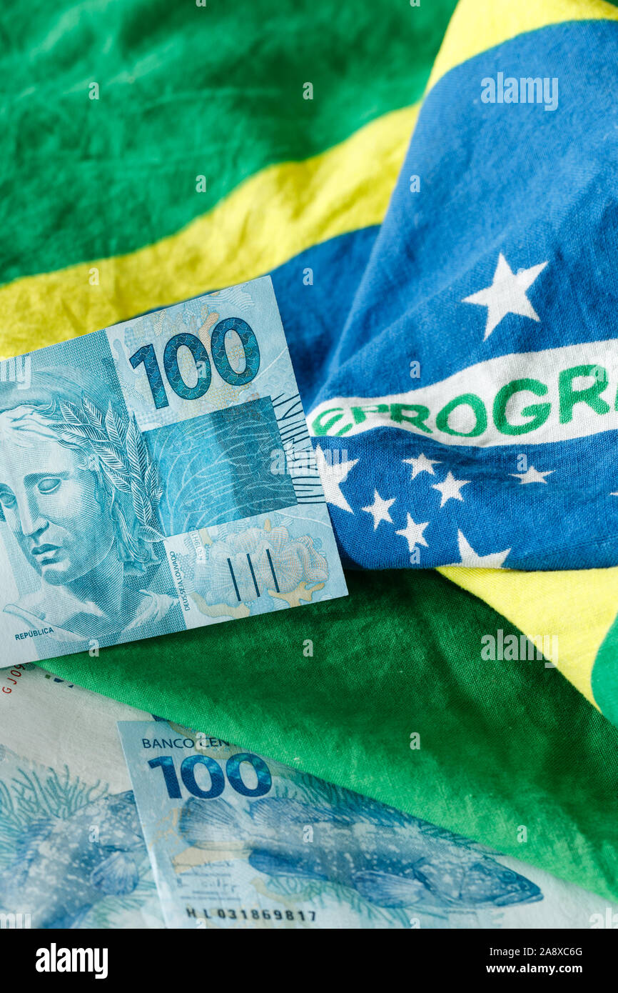 Brasilianische Geld, 100 Reais Banknote mit der nationalen Flagge Stockfoto