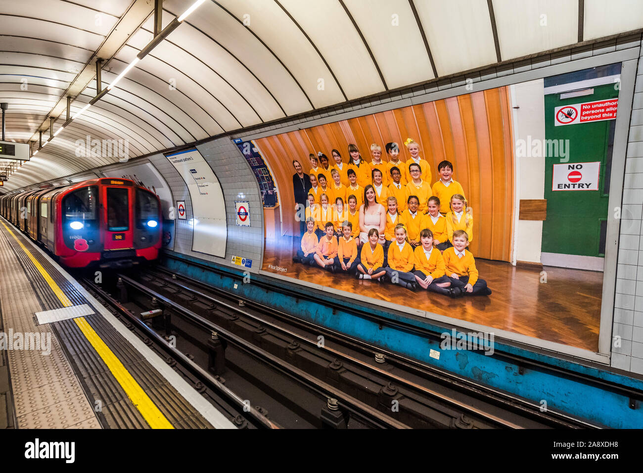 London, Großbritannien. 11. Nov 2019. Jahre 3 Projekt Poster auf dem Bahnsteig Anzeigentafeln in die U- Bahnstation Pimlico - Steve McQueen Jahr 3 Projekt kann jetzt als großen Installation in der duveen Galerien in der Tate Britainon werden. Es ist auch ovn 600 Plakate in allen 33 Bezirken von London. Die Bilder sind klasse Fotos von Jahr 3 Schüler aus London Grundschulen. Credit: Guy Bell/Alamy leben Nachrichten Stockfoto