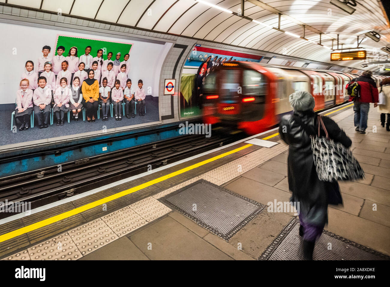 London, Großbritannien. 11. Nov 2019. Jahre 3 Projekt Poster auf dem Bahnsteig Anzeigentafeln in die U- Bahnstation Pimlico - Steve McQueen Jahr 3 Projekt kann jetzt als großen Installation in der duveen Galerien in der Tate Britainon werden. Es ist auch ovn 600 Plakate in allen 33 Bezirken von London. Die Bilder sind klasse Fotos von Jahr 3 Schüler aus London Grundschulen. Credit: Guy Bell/Alamy leben Nachrichten Stockfoto