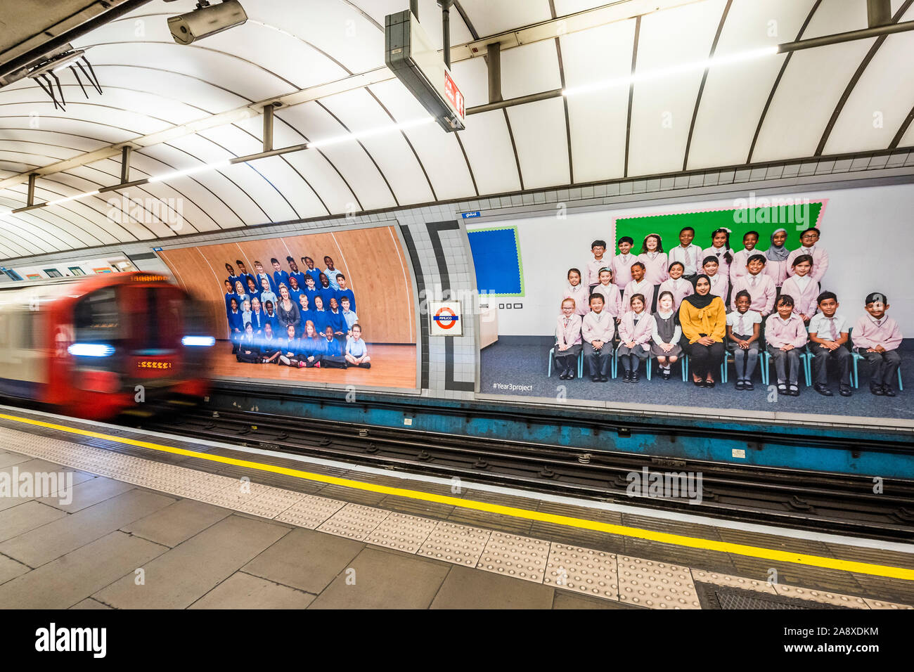 London, Großbritannien. 11. Nov 2019. Jahre 3 Projekt Poster auf dem Bahnsteig Anzeigentafeln in die U- Bahnstation Pimlico - Steve McQueen Jahr 3 Projekt kann jetzt als großen Installation in der duveen Galerien in der Tate Britainon werden. Es ist auch ovn 600 Plakate in allen 33 Bezirken von London. Die Bilder sind klasse Fotos von Jahr 3 Schüler aus London Grundschulen. Credit: Guy Bell/Alamy leben Nachrichten Stockfoto