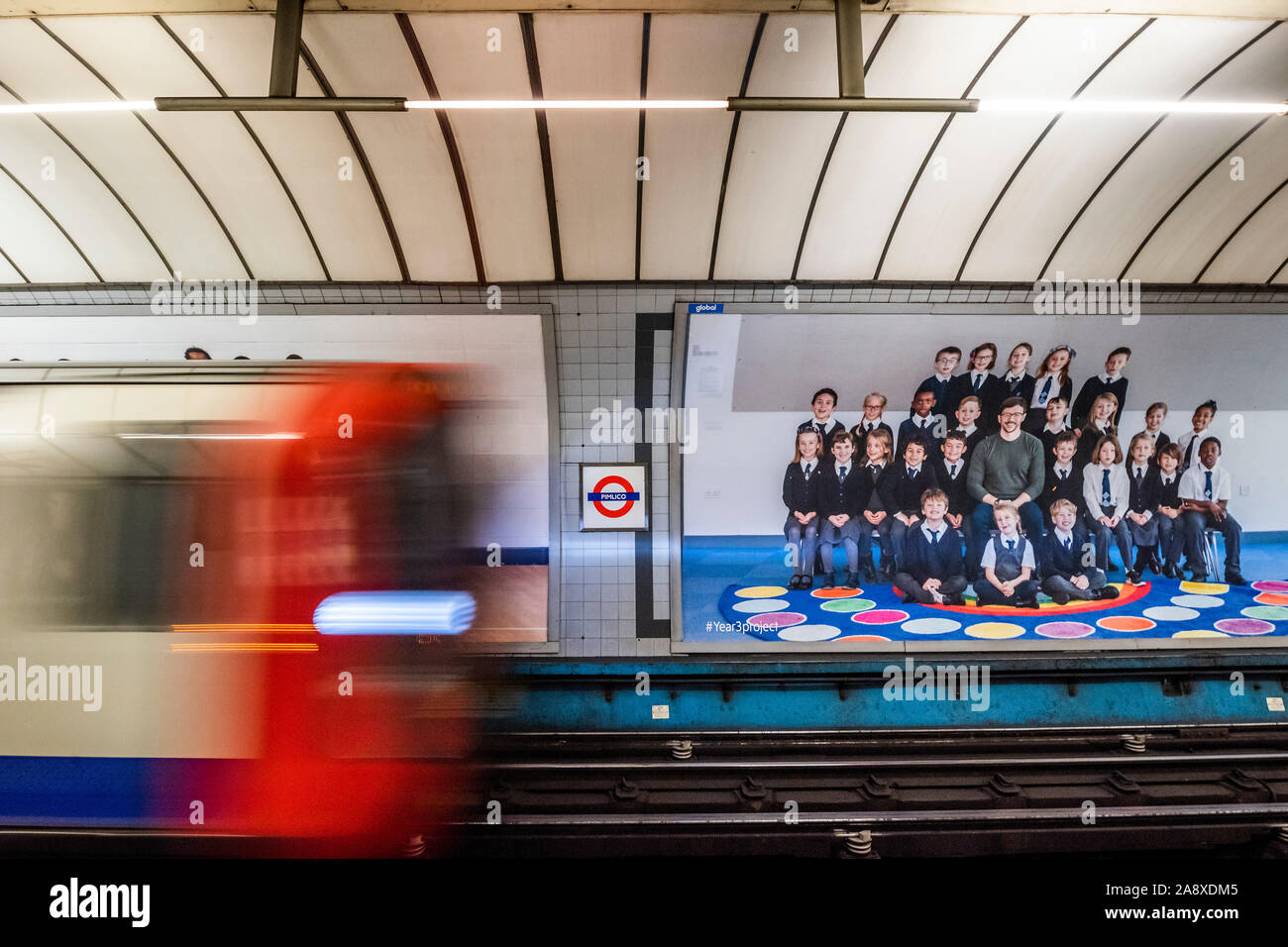London, Großbritannien. 11. Nov 2019. Jahre 3 Projekt Poster auf dem Bahnsteig Anzeigentafeln in die U- Bahnstation Pimlico - Steve McQueen Jahr 3 Projekt kann jetzt als großen Installation in der duveen Galerien in der Tate Britainon werden. Es ist auch ovn 600 Plakate in allen 33 Bezirken von London. Die Bilder sind klasse Fotos von Jahr 3 Schüler aus London Grundschulen. Credit: Guy Bell/Alamy leben Nachrichten Stockfoto
