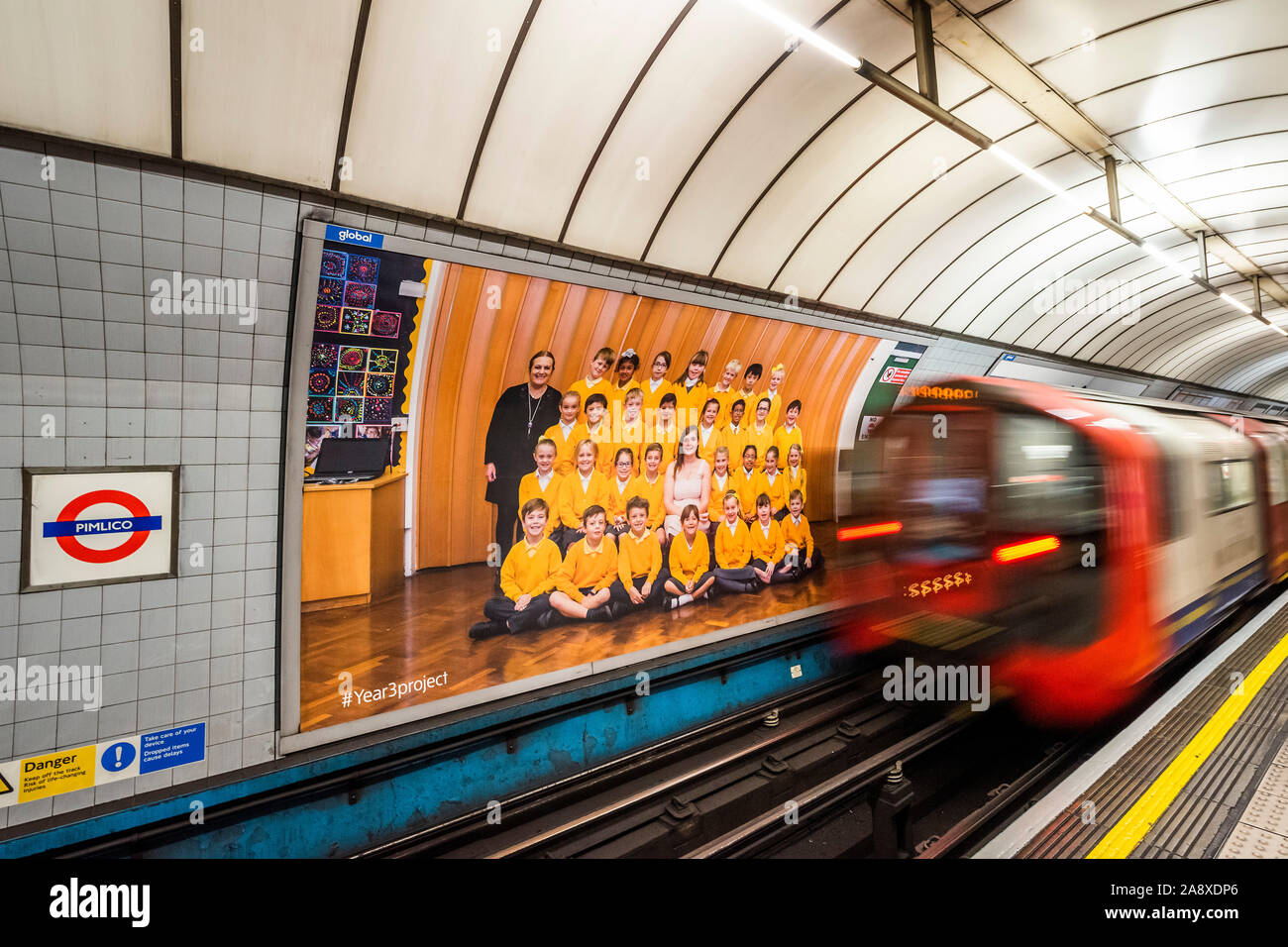 London, Großbritannien. 11. Nov 2019. Jahre 3 Projekt Poster auf dem Bahnsteig Anzeigentafeln in die U- Bahnstation Pimlico - Steve McQueen Jahr 3 Projekt kann jetzt als großen Installation in der duveen Galerien in der Tate Britainon werden. Es ist auch ovn 600 Plakate in allen 33 Bezirken von London. Die Bilder sind klasse Fotos von Jahr 3 Schüler aus London Grundschulen. Credit: Guy Bell/Alamy leben Nachrichten Stockfoto