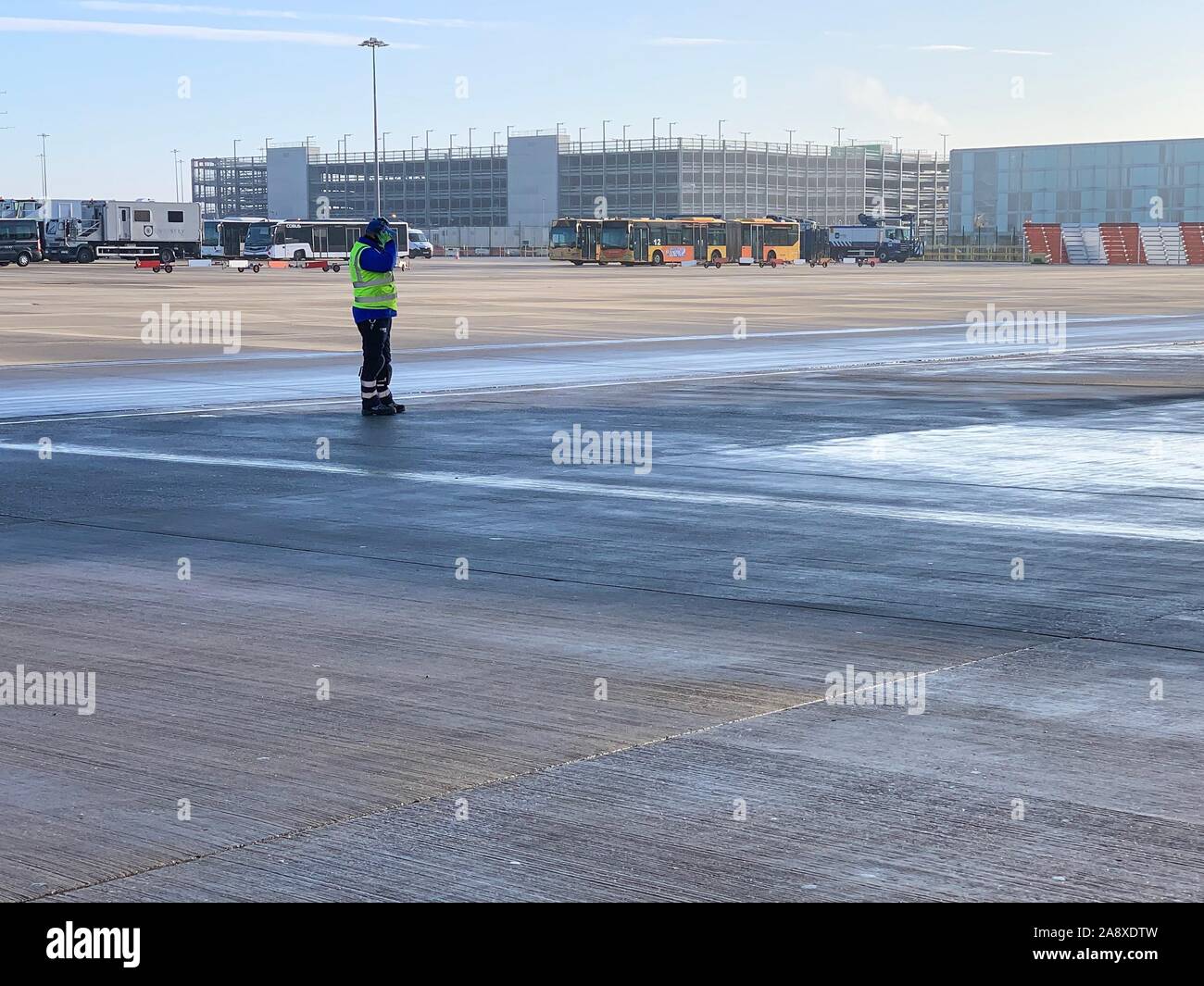 London, England - November 9th, 2019: Flughafen- betreiber am Flughafen Stansted arbeiten hinter einem Ryanair von Luftfahrzeugen, die in einem kalten sonnigen Tag Stockfoto