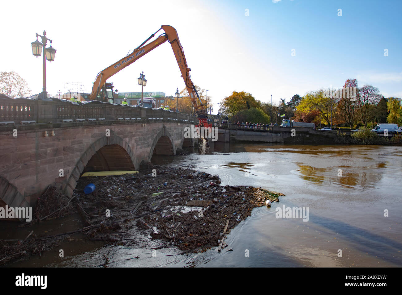 22.09.2019, Sabrina Brücke, Beseitigung der Trümmer und Bäume Blockieren des Severn River fließt. Krane Bäume und Rückstände um die Brücke entfernen. Div. Stockfoto