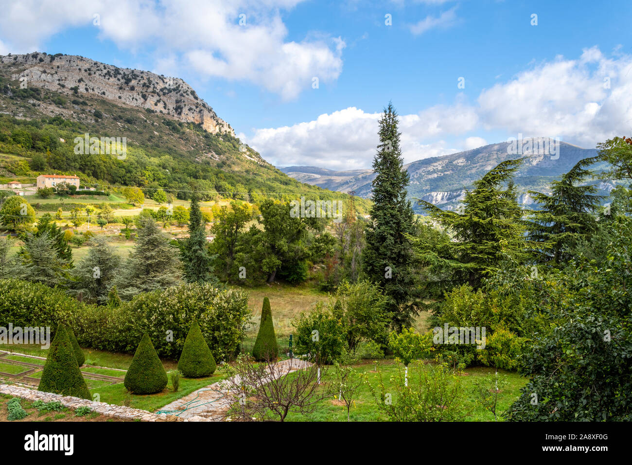Herrlichem Panoramablick auf das Tal Blick von der Bergspitze alten Dorf von Gourdon, Frankreich, in den Seealpen in Südfrankreich. Stockfoto