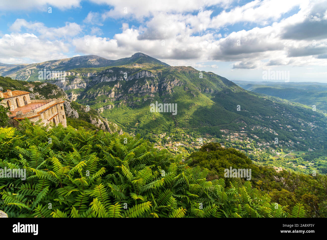 Herrlicher Panoramablick von der Bergspitze altes Dorf und Schloss von Gourdon, Frankreich, in den Seealpen in Südfrankreich. Stockfoto