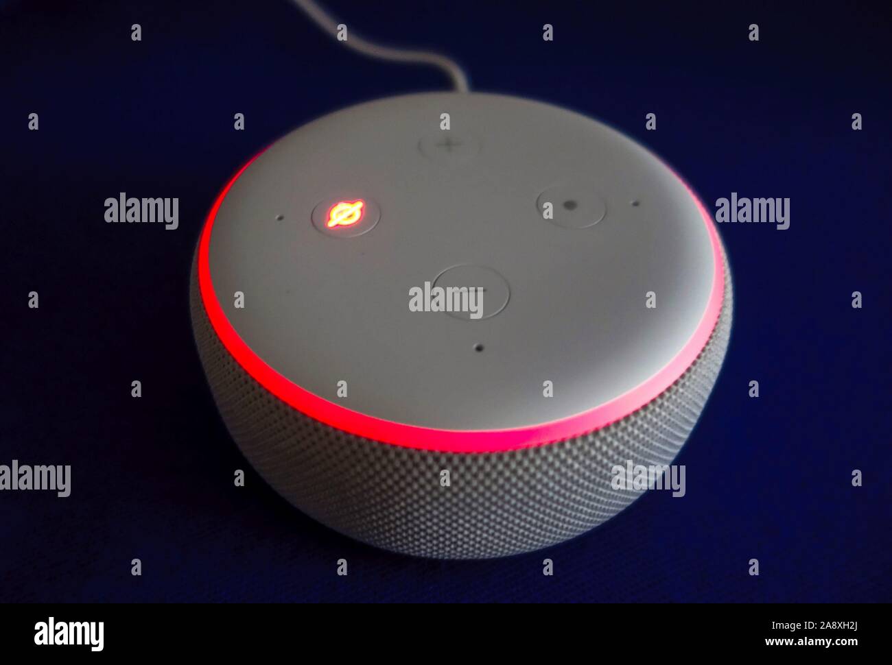 3. generation Echo Dot smart Lautsprecher mit Alexa von Amazon Stockfoto