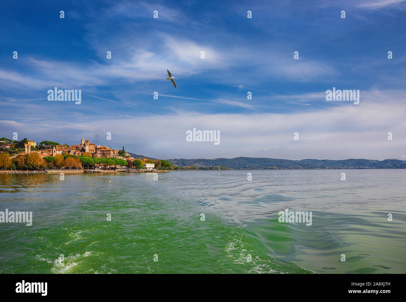 Anzeigen von Passignano am Trasimenischen See in Umbrien vom See Stockfoto