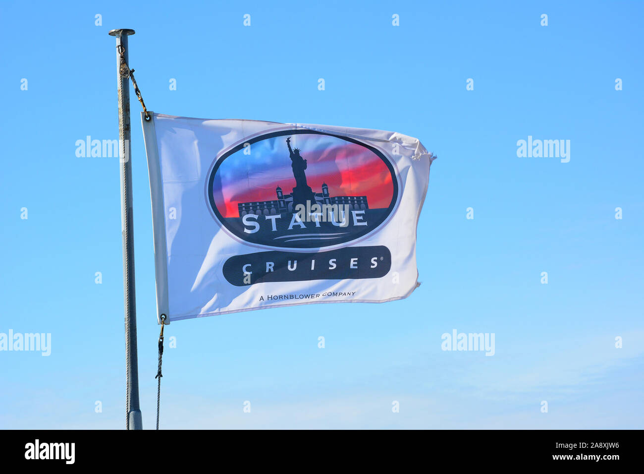 JERSEY CITY, New Jersey - 04 Sep 2019: Statue Cruises Flagge auf dem Miss Ellis Island, eine Fähre, die die einzige Touristische Verkehrsmittel t Stockfoto