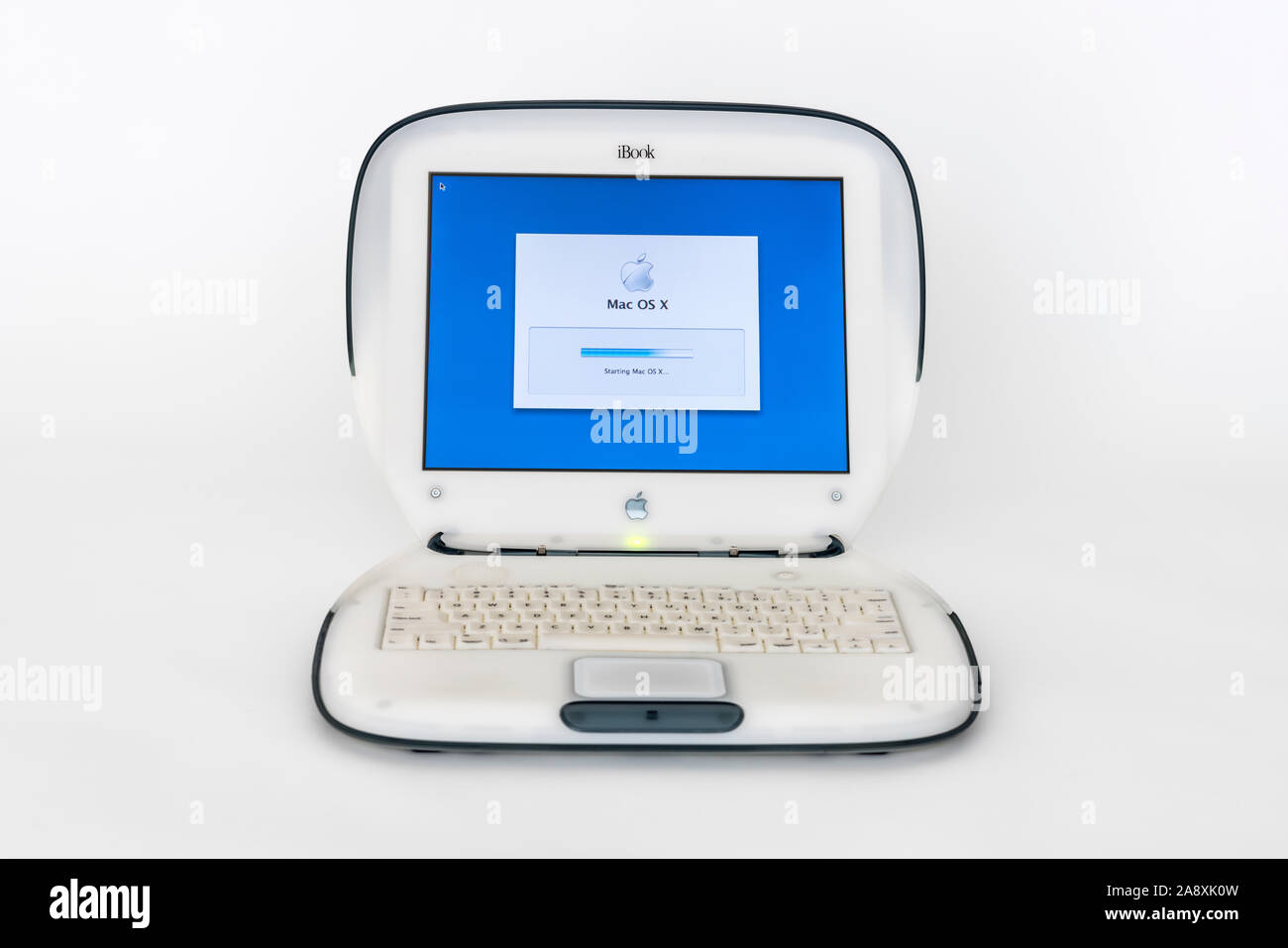 Los Angeles, Kalifornien, USA - November 6, 2019: Illustrative editorial Foto des alten Apple iBook clamshell Stil Laptop mit Startbildschirm Stockfoto